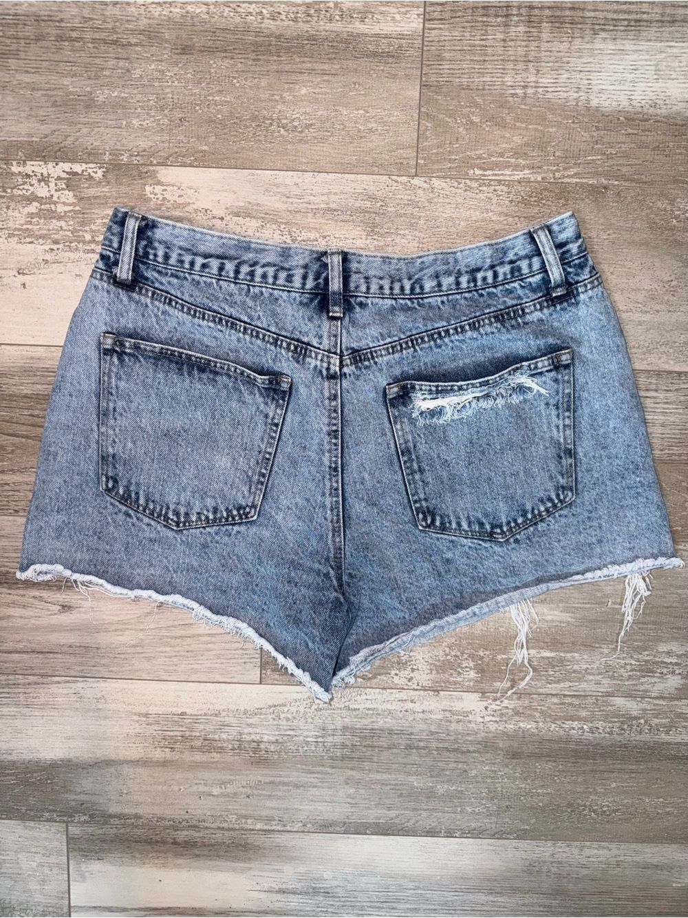 90s Boyfriend Distressed Denim Shorts Light Wash Frayed Raw Hem Festival Size 13 - Picture 8 of 12